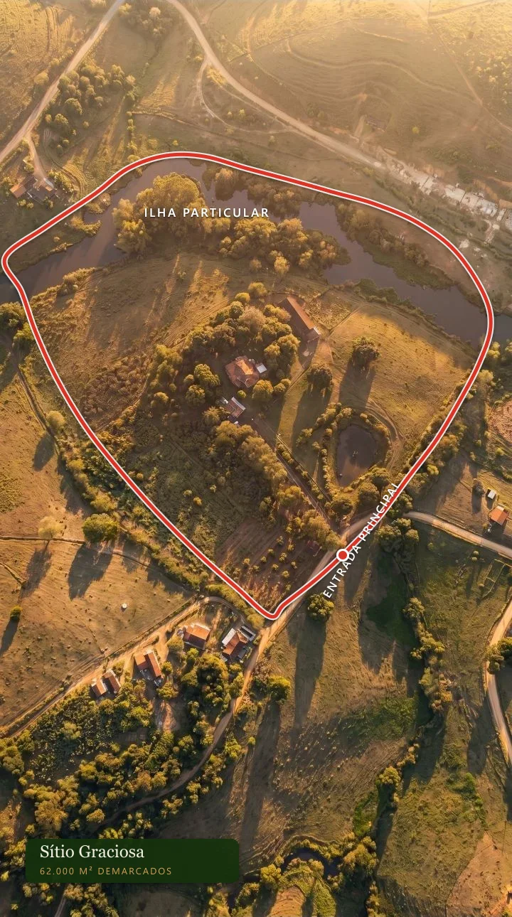 Foto aérea com a área real da propriedade demarcada em vermelho, o Rio Jequiriçá ao norte e a entrada principal indicada